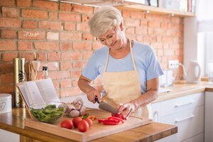 Senior vrouw snijden groenten