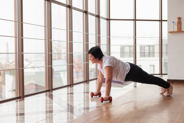 Senior vrouw training met gewichten