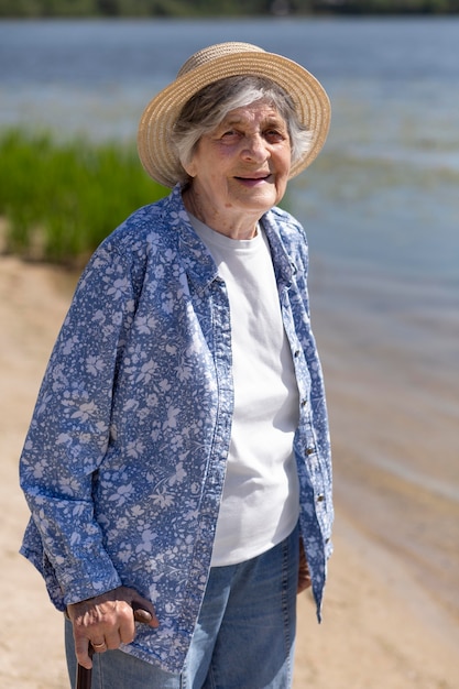 Senior vrouwelijke reiziger in de zomer