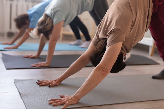 Senior vrouwen die yoga doen en samen ontspannen