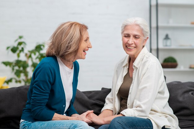 Senior vrouwen samen lachen