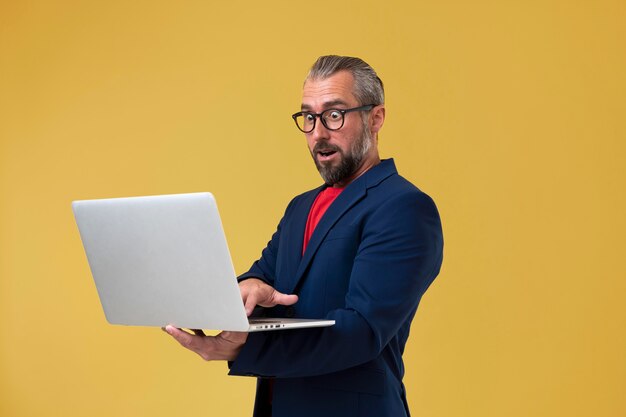 Senior zakenman met een laptop