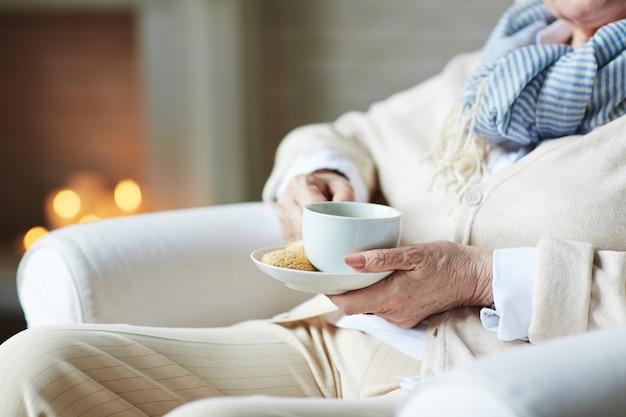 Senior zakenvrouw ontspannen thuis