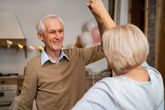 Senioren dansen op feestje