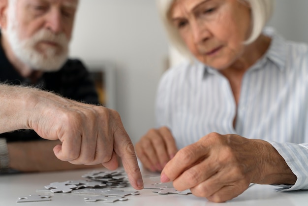 Gratis foto senioren die de ziekte van alzheimer confronteren