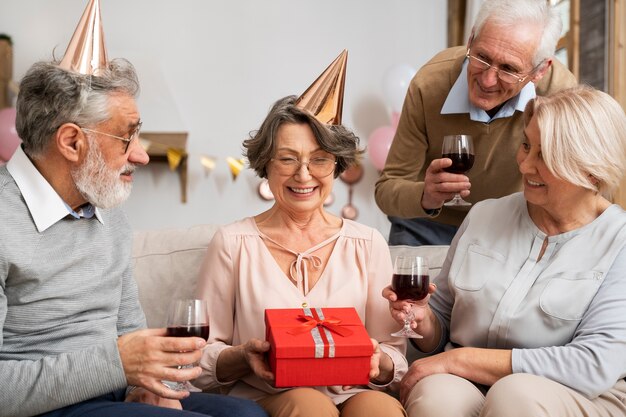 Senioren die plezier hebben op feestje