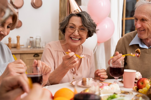 Senioren die plezier hebben op feestje
