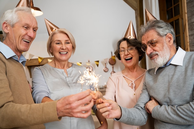 Gratis foto senioren die plezier hebben op feestje