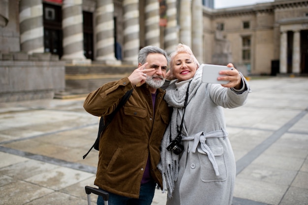 Gratis foto senioren die samen reizen