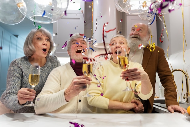 Senioren die samen vieren