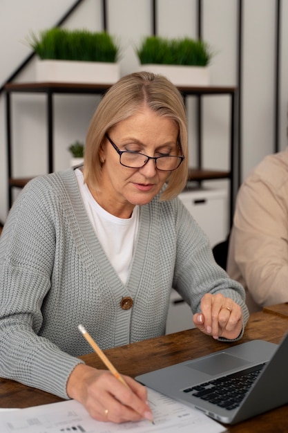 Senioren op school tijdens de les met laptopcomputer