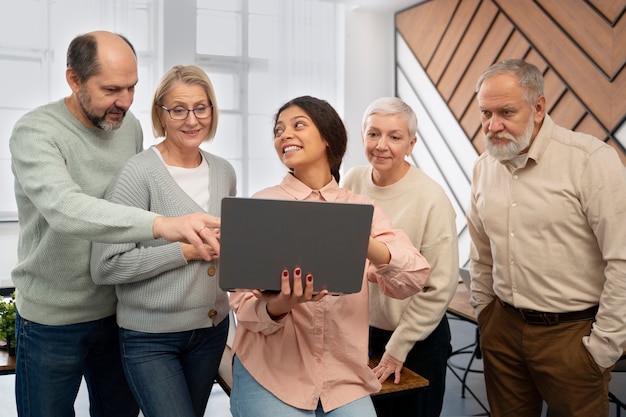 Gratis foto senioren op school tijdens de les met laptopcomputer