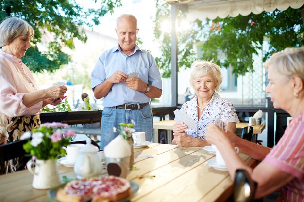 Senioren speelkaarten in café