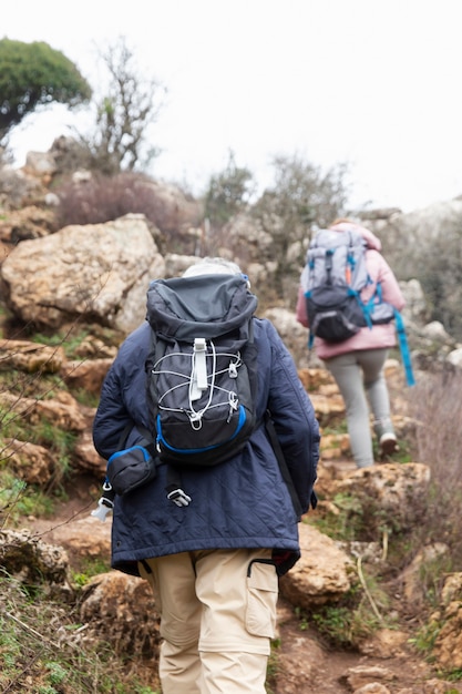 Gratis foto senioren wandelen medium shot