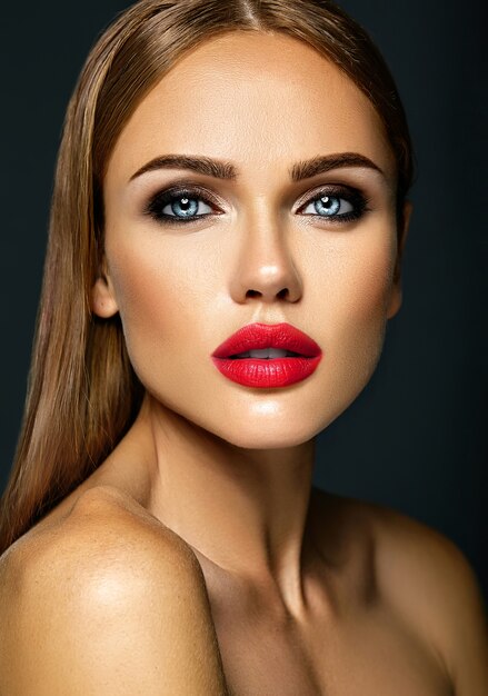 sensueel glamourportret van mooie vrouwmodel dame met verse dagelijkse make-up met rode lippenkleur en schoon gezond huidgezicht