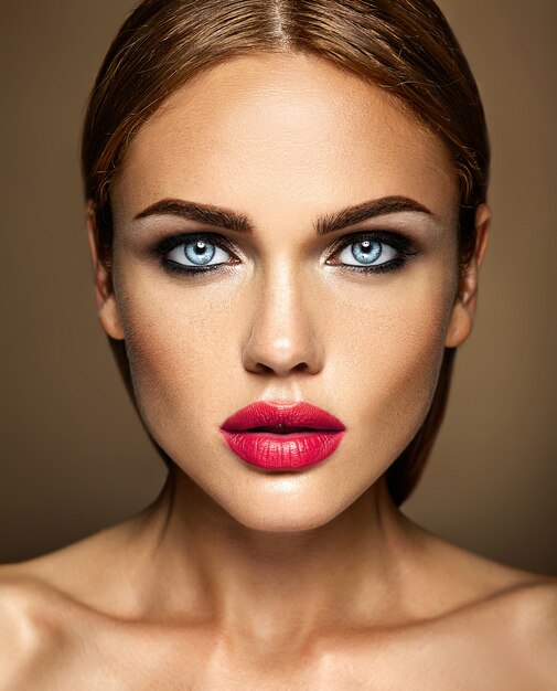 sensueel glamourportret van mooie vrouwmodel dame met verse dagelijkse make-up met rode lippenkleur en schoon gezond huidgezicht