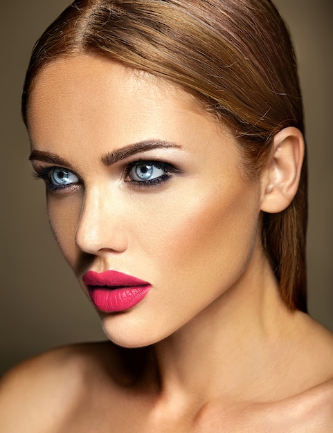 Sensueel glamourportret van mooie vrouwmodel dame met verse dagelijkse make-up met rode lippenkleur en schoon gezond huidgezicht