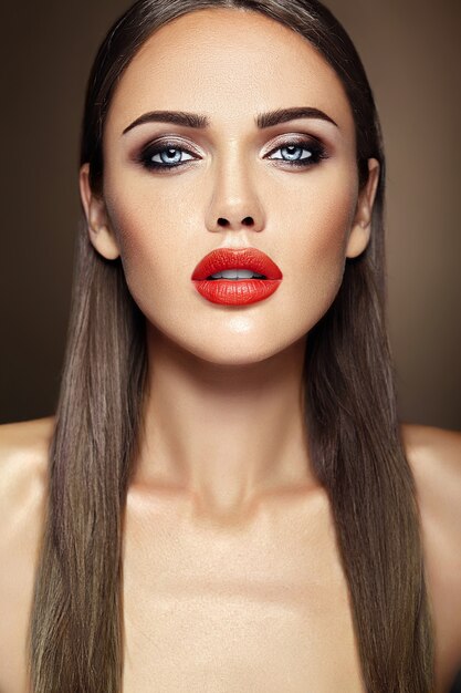 sensueel glamourportret van mooie vrouwmodel dame met verse dagelijkse make-up met rode lippenkleur en schoon gezond huidgezicht