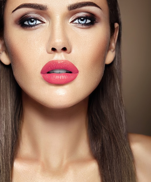 sensueel glamourportret van mooie vrouwmodel dame met verse dagelijkse make-up met roze lippenkleur en schoon gezond huidgezicht