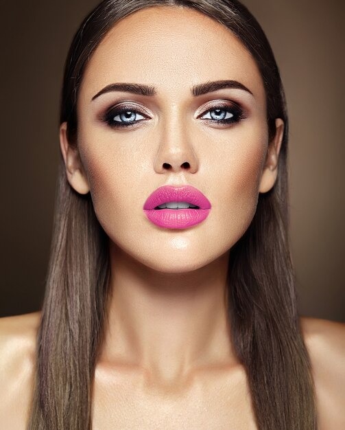 sensueel glamourportret van mooie vrouwmodel dame met verse dagelijkse make-up met roze lippenkleur en schoon gezond huidgezicht