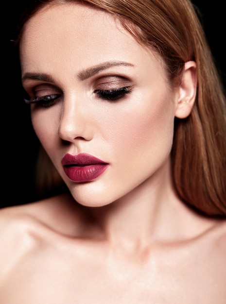 sensuele glamour portret van mooie blonde vrouw model dame met frisse dagelijkse make-up met nude lippen kleur en schone, gezonde huid.