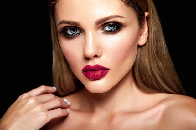 sensuele glamour portret van mooie blonde vrouw model dame met frisse dagelijkse make-up met nude lippen kleur en schone, gezonde huid.