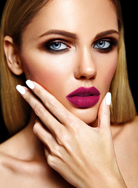 sensuele glamour portret van mooie blonde vrouw model dame met frisse dagelijkse make-up met paarse lippen kleur en schone, gezonde huid