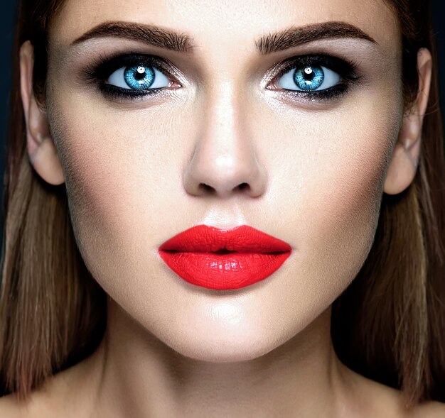 sensuele glamour portret van mooie vrouw model dame met verse dagelijkse make-up