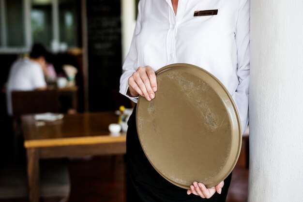 Serveerster die in een hotelrestaurant werkt