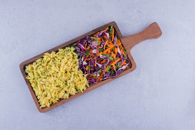 Serveren van bruine rijst en rode koolsalade in een dienblad op marmeren achtergrond. Hoge kwaliteit foto