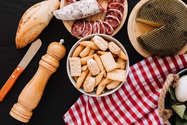 Servet en mes in de buurt van eten en kruiden