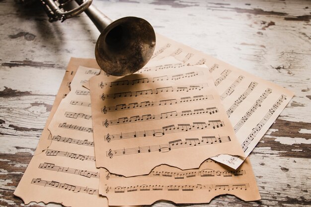 Set bladmuziek in de buurt van trompet