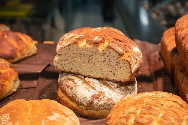 Gratis foto set brood opgeslagen voor verkoop en consumptie in de supermarkt
