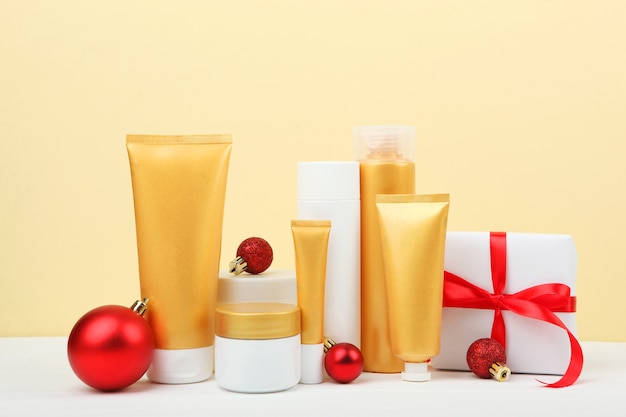 Set cosmetica en kerstdecor een set verzorgingscosmetica voor het lichaam