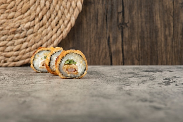 Set gepaneerde sushi warme broodjes op stenen tafel