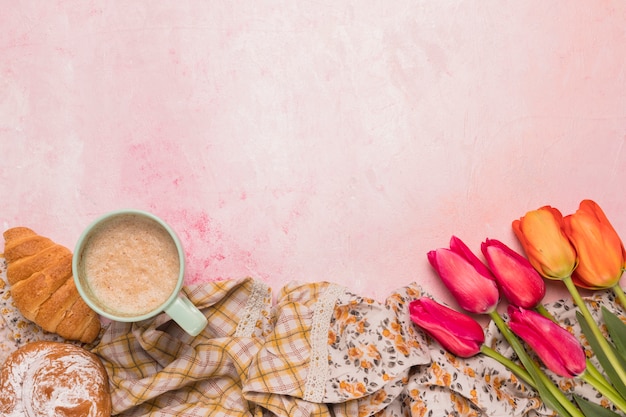 Gratis foto set koffiepauze met boeket tulpen