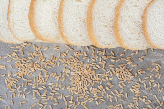 Set sneetjes toast brood met haverkorrels op marmeren achtergrond.