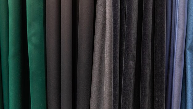 Set van donkere veelkleurige dichte stoffen met een uniforme textuur, materiaalkeuze in verschillende kleuren.