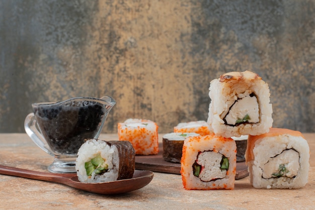 Set van heerlijke sushi roll op marmer.