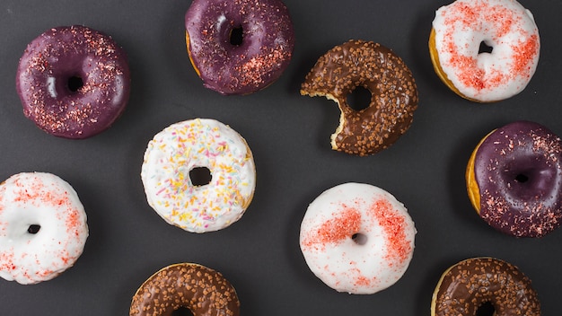 Set van heerlijke zoete gebeten donuts met kleurrijke coating