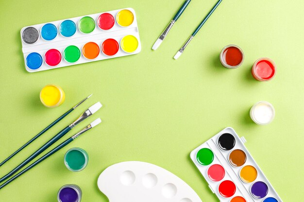 Set van kleurrijke accessoires voor schilderen en tekenen.