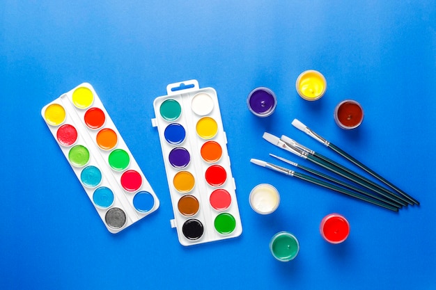 Gratis foto set van kleurrijke accessoires voor schilderen en tekenen.