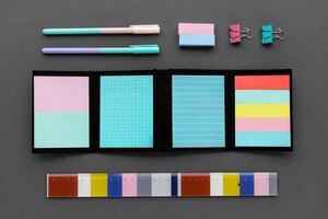 Set van kleurrijke briefpapier op werkruimte