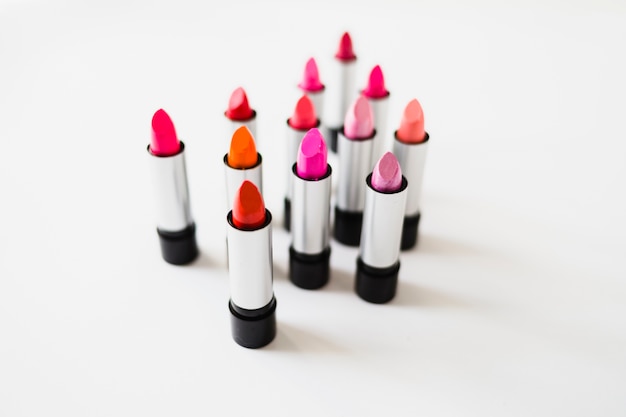 Gratis foto set van levendige lippenstiften