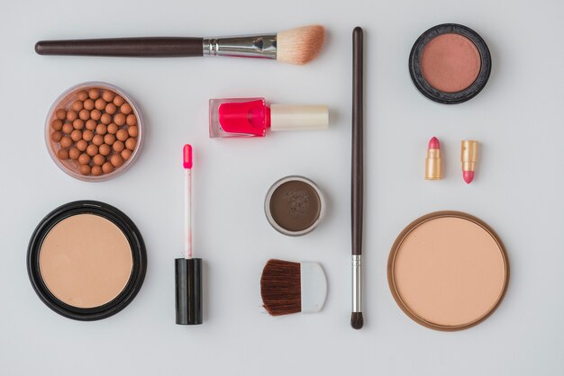 Set van make-up product van de vrouw op witte achtergrond
