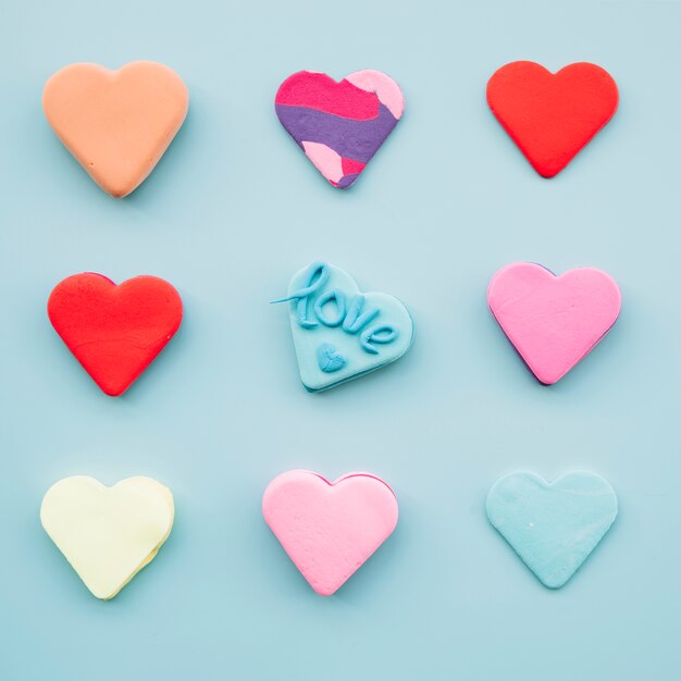 Set van smakelijke verse koekjes in de vorm van harten