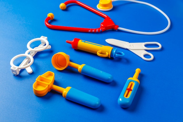 Gratis foto set van speelgoed medische apparatuur.