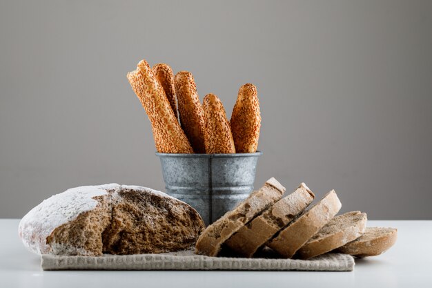 Set van Turkse bagel en gesneden brood op een witte en grijze ondergrond. zijaanzicht.