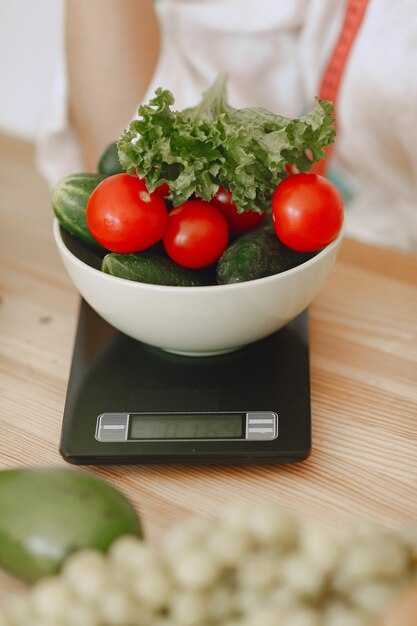 Set van verse rauwe groenten. Producten op een tafel in een moderne keukenruimte. Gezond eten. Biologisch voedsel.