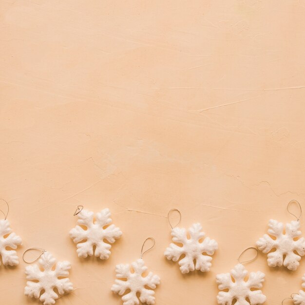 Set van witte speelgoed sneeuwvlokken